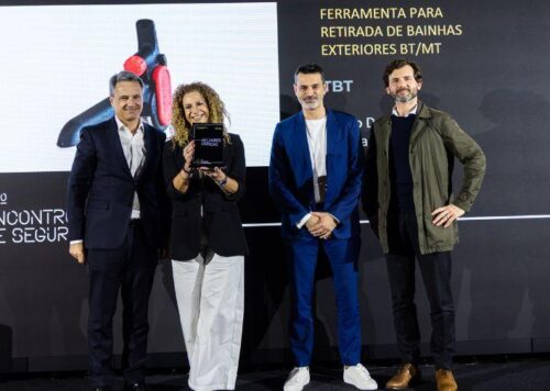 Susana Pereira e Sérgio Damas, colaboradores da JJTOMÉ, e o Diretor‑Geral Christophe Lajouanie receberam o Prémio “Melhores Práticas” em representação da empresa