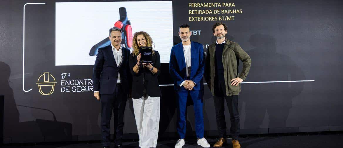 Susana Pereira e Sérgio Damas, colaboradores da JJTOMÉ, e o Diretor‑Geral Christophe Lajouanie receberam o Prémio “Melhores Práticas” em representação da empresa